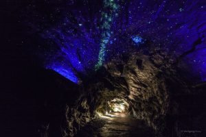 Der Granatstollen mit beleuchtetem, blauen Sternenhimmel.