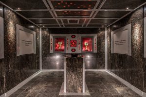 Das Granatzimmer in der Erlebniswelt Radenthein: Voller Granatsteinplatten.