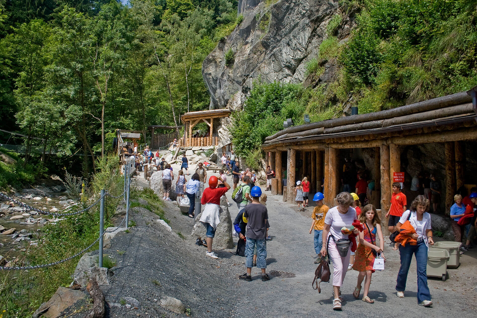 Erwachsene und Kinder sowie Familien befinden sich auf einem Ausflug am Schürfgelände des Grantium und schürfen Granatsteine.