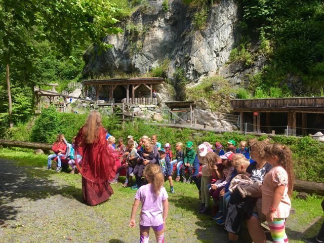 Eine Märchenführung im Granatium mit vielen Kindern und der Fee.