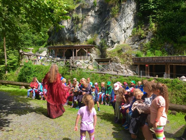 Eine Märchenführung im Granatium mit vielen Kindern und der Fee.
