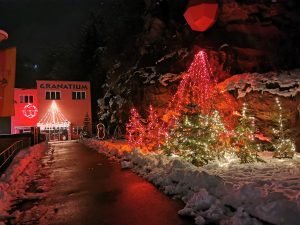 Das Granatium Haus von außen bei Nacht; es liegt Schnee und die Bäume haben eine Weihnachtsbeleuchtung.