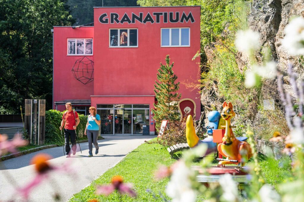 Granatium-Erlebniswelt-Radenthein Das Haus des Granatmuseums von außen. Zwei Personen stehen vor dem Eingang.