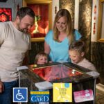 Eine Familie schaut sich das Granatzimmer in der Erlebniswelt Granatium Radenthein an.