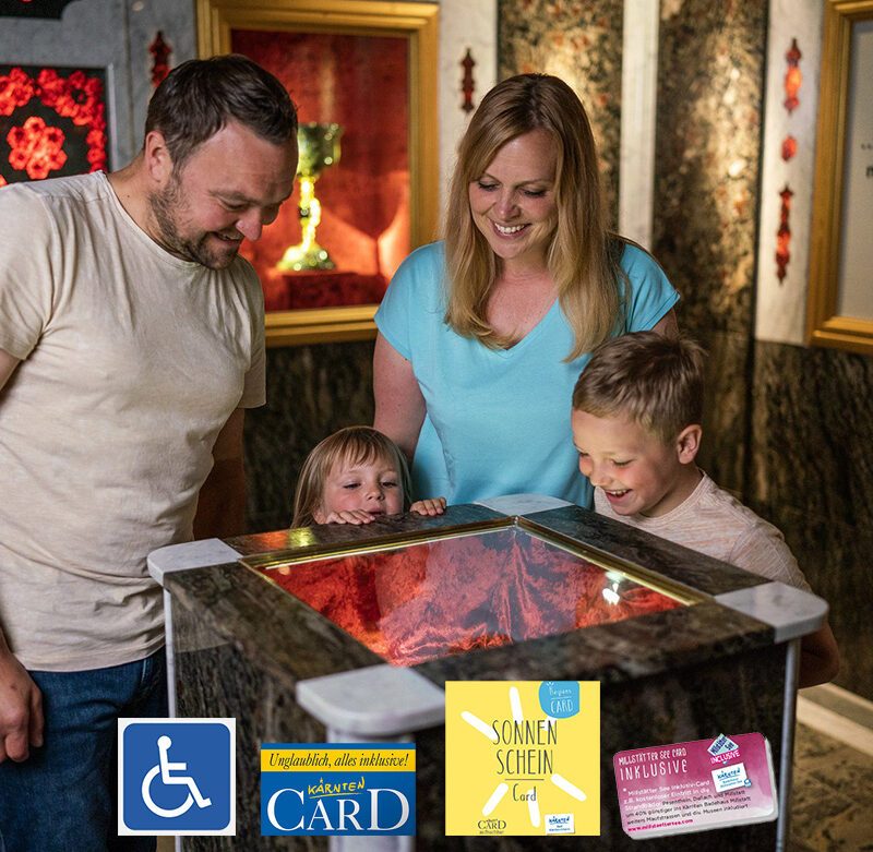 Eine Familie schaut sich das Granatzimmer in der Erlebniswelt Granatium Radenthein an.