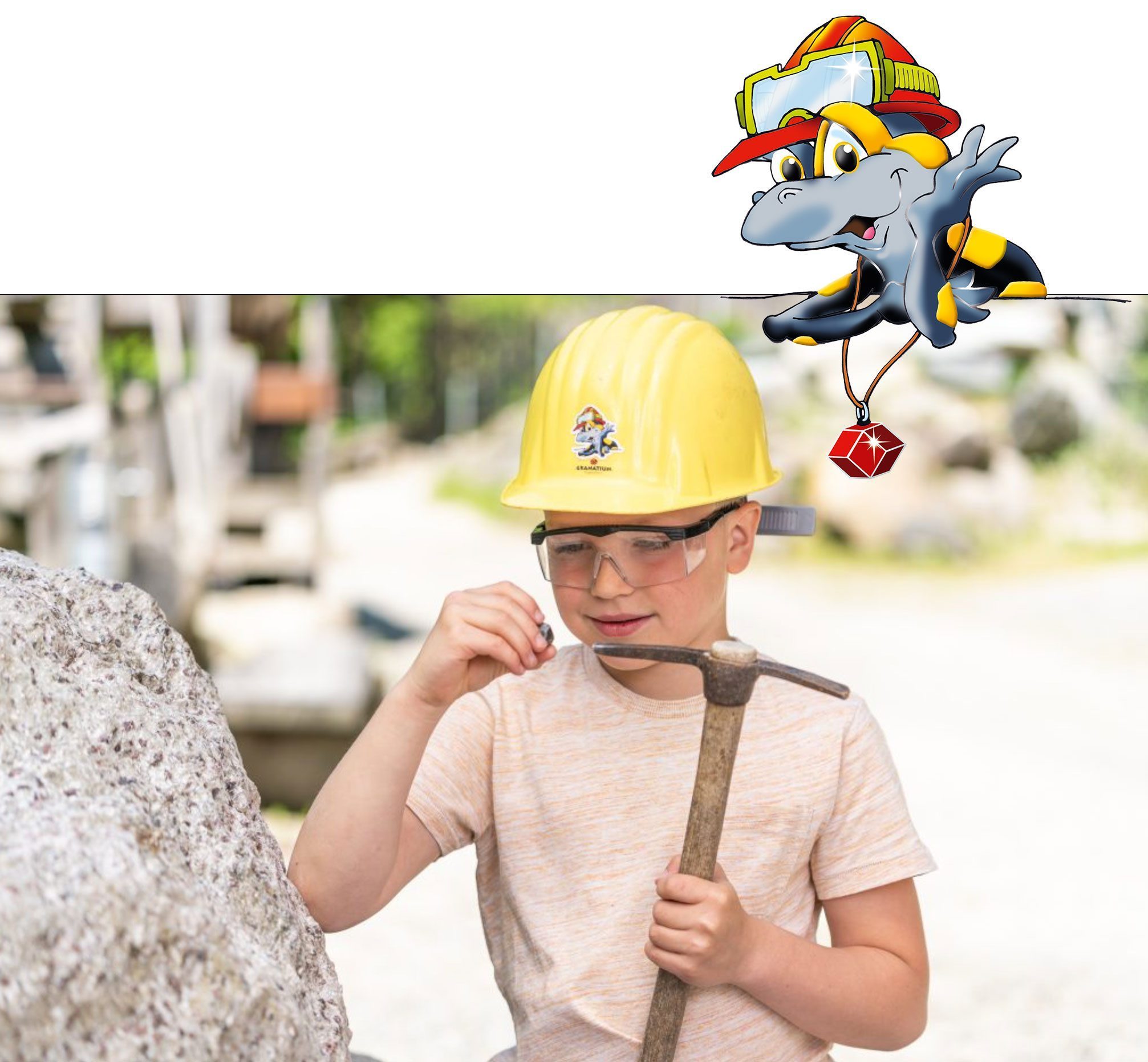 Ein Kind hat einen gelben Helm auf und hält einen Meisel und einen Granatstein in der Hand.