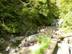 Menschen sitzen rasten sich in der Granatschlucht in der Nähe des Wassers aus.