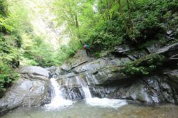 Die Granatschlucht mit einem Wasserfall.