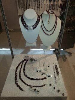 Granatschmuck wie Halsketten, Ohringe und Ringe sind im Granatium Shop ausgestellt.