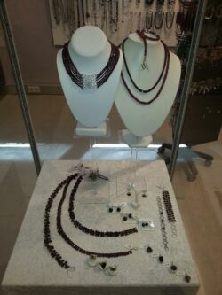 Granatschmuck wie Halsketten, Ohringe und Ringe sind im Granatium Shop ausgestellt.