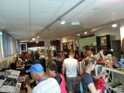Im Granatium Shop befinden sich viele Menschen, die Granatschmuck und Souvenirs einkaufen.