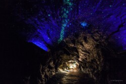 Der Granatstollen mit beleuchtetem, blauen Sternenhimmel.