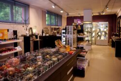 Der Granatium Shop in der Erlebniswelt Granatium zeigt eine große Auswahl an Edelsteinen und Schmuck.