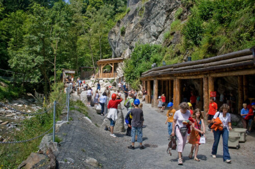 Erwachsene und Kinder sowie Familien befinden sich auf einem Ausflug am Schürfgelände des Grantium und schürfen Granatsteine.