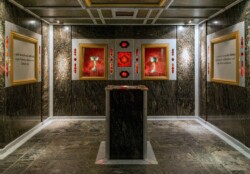 Das Granatzimmer in der Erlebniswelt Radenthein: Voller Granatsteinplatten.