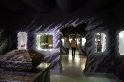 Ein Paar spaziert durch das Granatmuseum in Radenthein.