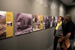 Zwei Senioren schauen sich die Sonderausstellung DAS WERK an.