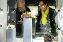 Zwei Senioren besuchen das Granatmuseum im Radenthein und schauen sich Steine an.