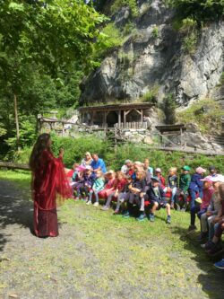 Eine Märchenführung im Granatium mit vielen Kindern und der Fee.