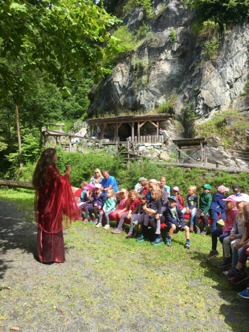 Eine Märchenführung im Granatium mit vielen Kindern und der Fee.