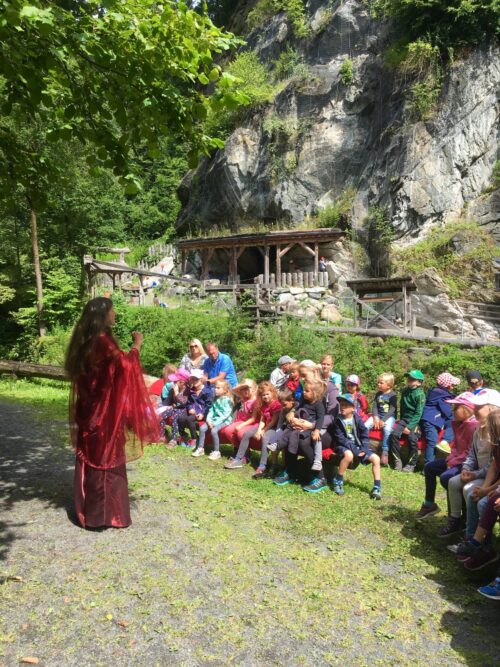 Eine Märchenführung im Granatium mit vielen Kindern und der Fee.