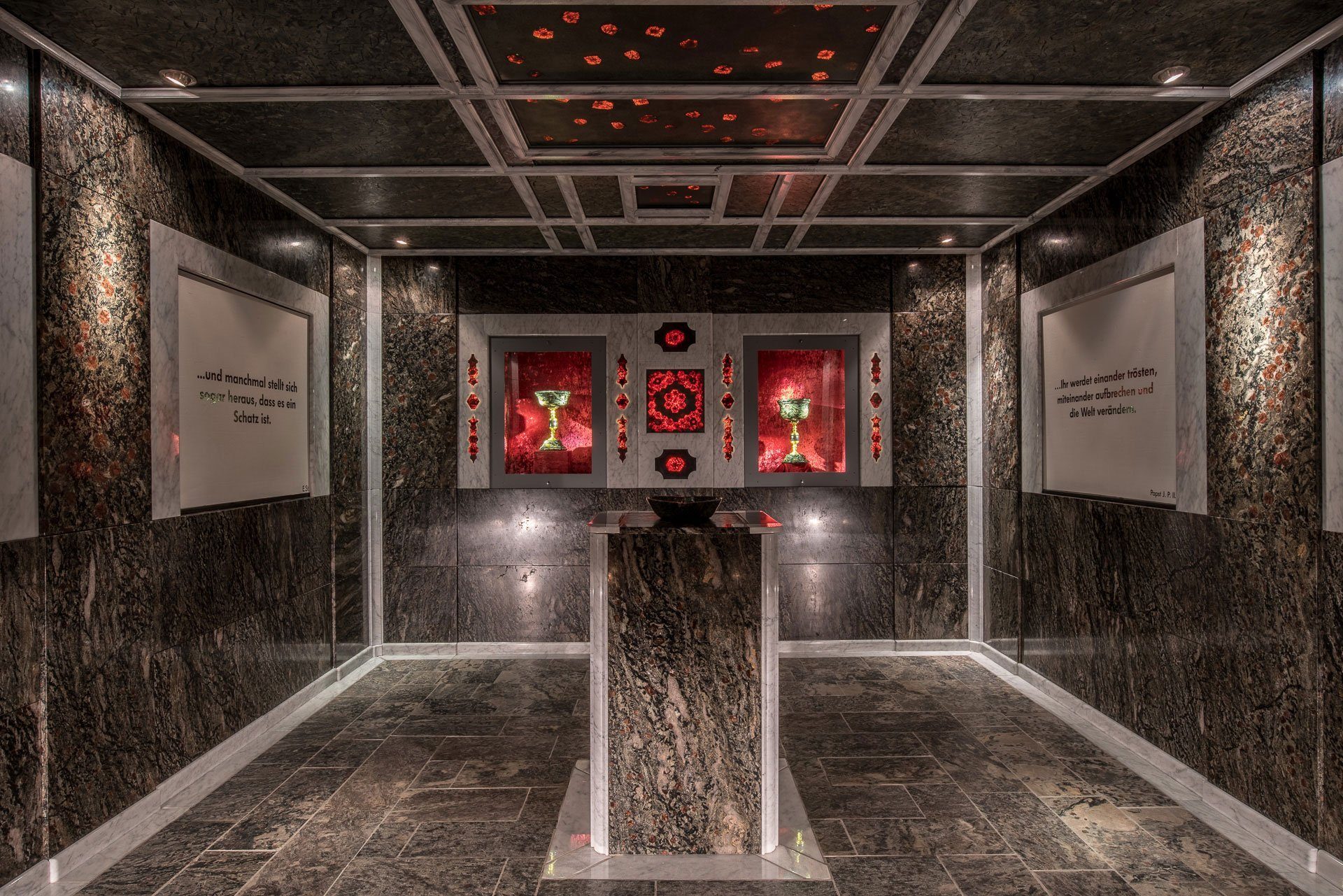 Das Granatzimmer in der Erlebniswelt Radenthein: Voller Granatsteinplatten.